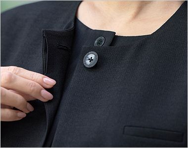 ロングベスト 第一ボタンを比翼仕立てにすることで、上品ですっきりとした印象に。