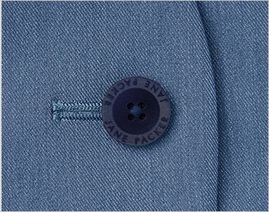 ジャケット 生地に馴染む同色のオリジナルロゴボタン。