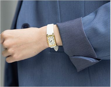 ジャケット 袖口はスリットが入っているので、腕まくりができて便利!