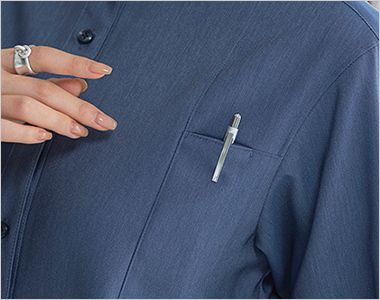 オーバーシャツ 左胸にはペンが差せる深さの胸ポケット付き。