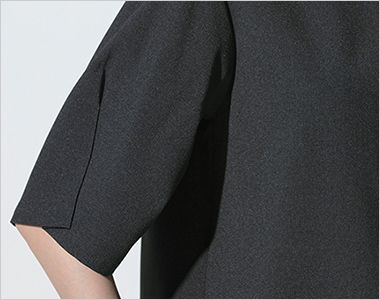 プルオーバー(五分袖) 折り紙のように折った袖口は、 コクーンシルエットで二の腕をカバー。