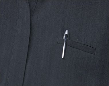 ブラウス(七分袖) 左胸にはペンが差せる深さの胸ポケット付き。