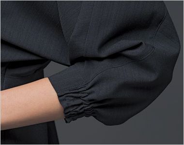 ブラウス(七分袖) 袖ロゴム。内側にゴムを配して外側はきちんとした印象に。まくった袖を瞬時にキープできる。