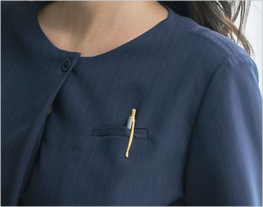 プルオーバー 左胸にはペンが差せる深さの胸ポケット付き。