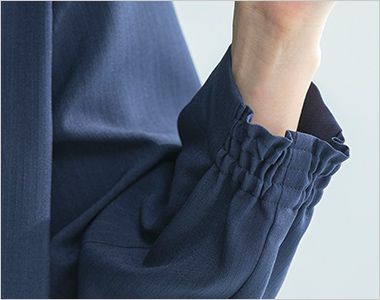 プルオーバー 袖ロゴム。内側にゴムを配して外側はきちんとした印象に。まくった袖を瞬時にキープできる。