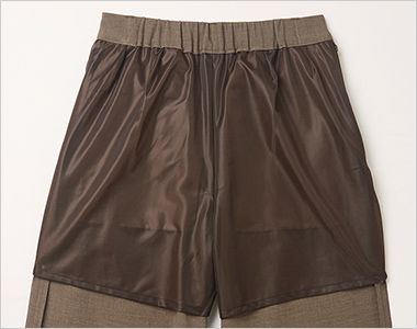 パンツ (ワイドタイプ) 下着のラインが気になるおしり周りは、裏地でカバー。