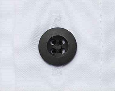 SerVo(サーヴォ) BL1900 ショップコート/七分袖/スタンドカラー[ころもて][男女兼用] エコ素材ボタン。
プラスチックをアップサイクルして作られたボタンをフロントに使用。