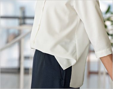 七分袖ブラウス [通年] [接触冷感] [UVカット] [ホームクリーニング可] 前裾をボタンで内側に留めれば、着崩れしにくい裾アレンジが完成