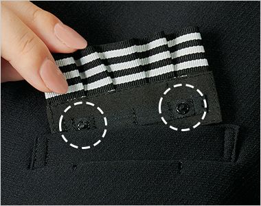オーバーブラウス 胸ポケットの飾りリボンはスナップで留めるだけで付け外しも簡単！飾りリボンは上品な配色アクセント