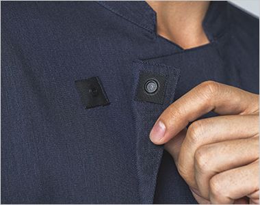 襟元のスナップボタンで前がはだけず、スタイリッシュに決まります。