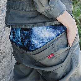 エスケープロダクト GE830 [通年]オールマイティーつなぎ[男女兼用] トイレも楽々な【GRACE BACK】ファスナーで簡単に開閉が出来てヒップオープンになるので、上着部分を脱がずに用が足せます。
