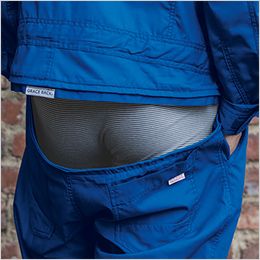 エスケープロダクト GE-837 [春夏用]オールマイティーツナギ・サマー[男女兼用] トイレも楽々な【GRACE BACK®】ファスナーで簡単に開閉が出来てヒップオープンになるので、上着部分を脱がずに用が足せます。