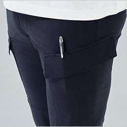 桑和 U0788-08 [春夏用]Uniform Circus BEAMS カーゴパンツ フラップ付きカーゴポケット＆ペン差し。前傾カーゴポケットにより使い勝手よく、左右のフラップにはペン差しポケットを配置
