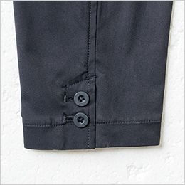 桑和 U770204 [春夏用]Uniform Circus BEAMS 長袖ジャケット[男性用] 袖口釦にはシンプルなデザインにロゴが映えるオリジナルボタンを採用、袖口本開き仕様により、必要時袖まくり可能