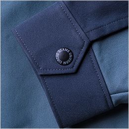 桑和 U772200 [秋冬用]Uniform Circus BEAMS 長袖ブルゾン 袖口カフス仕様。袖口釦にはシンプルなデザインにロゴが映えるオリジナルドットボタンを採用。袖口の開き仕様により、必要時に袖まくり可能