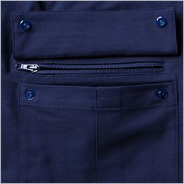 桑和 U772208 [秋冬用]Uniform Circus BEAMS カーゴパンツ 隠しファスナー付きポケット。フラップ内側のファスナーポケットが、シンプルなデザインの中に高い収納力をプラスする