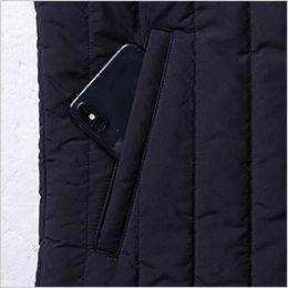 桑和 U773406 [秋冬用]Uniform Circus BEAMS 防寒ベスト 両脇玉縁ポケット。手の甲側に起毛素材を使用したハンドウォーマー仕様