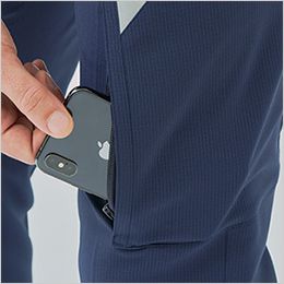 桑和 U8788-08 [春夏用]Uniform Circus BEAMS カーゴパンツ ファスナー付きサイドポケット。フロント側へポケットを配置し、ポケット口を内股側に付けることで屈伸状態でも使いやすいデザイン
