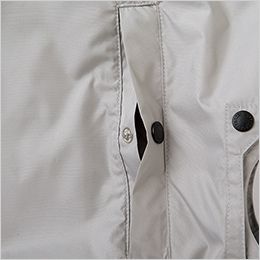 サンエス EF92690N [春夏用]ハイブリッドクールショートスリーブジャケット(ウェア単体)[男女兼用] 両脇ポケットボタン。ポケット内のモノが落ちにくい仕様です。
