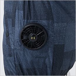 サンエス KF92440 [春夏用]ショートスリーブジャケット[男女兼用] サイドポジションファン取り付け部。運転席の背もたれに干渉することなく、外気が取り込める脇部分にファンを取り付けています。
