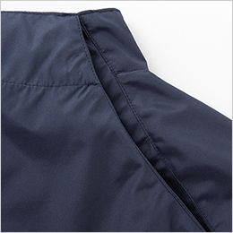 サンエス KF92511 [春夏用]チタン加工長袖ブルゾン[男女兼用] 肩プリーツ。プリーツが開いて、ファンが体を圧迫しないように設計。また、効率良く、首から風が抜けます。

