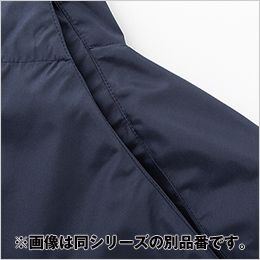 サンエス KF92512 [春夏用]チタン加工ベスト[男女兼用] 肩プリーツ。プリーツが開いて、ファンが体を圧迫しないように設計。また、効率良く、首から風が抜けます。

