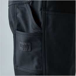 ニッカーズダブルニーパンツ カーペンターパンツ同様の仕様を採用しており、サイドに小物ポケットやハンマーループを付けている。