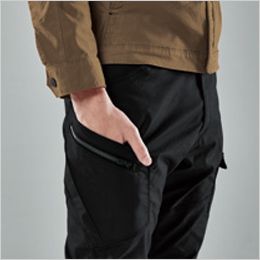 TSデザイン 6414 [通年]ESストレッチRIP STOPメンズカーゴパンツ[男性用] カーゴパンツの右側にはクイックアクセスポケットを採用。
物を素早くスムーズに出し入れ出来る仕様となっている。
ファスナーポケットもあるので貴重品等の落下も防ぐ。左側はフラップ付きのポケットを採用。