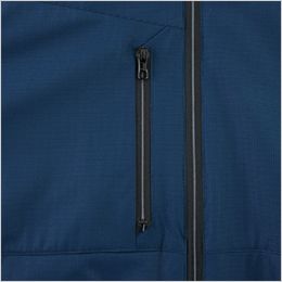 軽防寒ブルゾン 右胸ファスナーポケット。