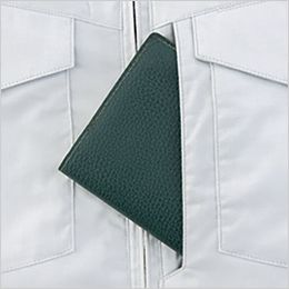 半袖ブルゾン 左胸はフラップポケット+タテ型ポケット。