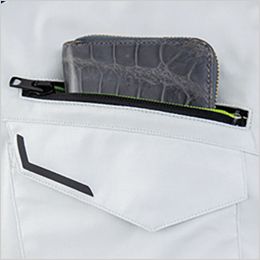 長袖ブルゾン 長財布もスッポリ入る深めのファスナーポケット。