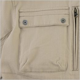 ブルゾン 右胸フラップ付ポケット。