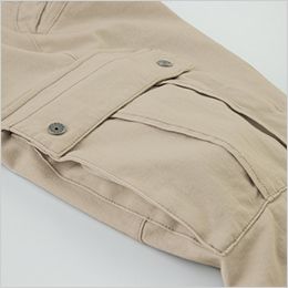 カーゴパンツ 両脇フラップ&マチ付きカーゴポケット。