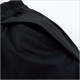 ジーベック 500[秋冬用]防水軽防寒パンツ 両脇ポケットはフラップ付きで水の侵入を防ぎます