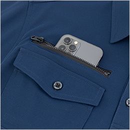 ジーベック 6300 [通年]半袖ポロシャツ[男女兼用] 携帯もスッポリ入る深めのファスナーポケット。
