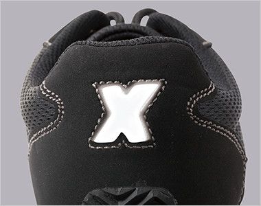 ジーベック 85100 安全靴 穴あきスチール先芯 かかとのXロゴには反射材を使用。夜間や暗所での視認性を高めます