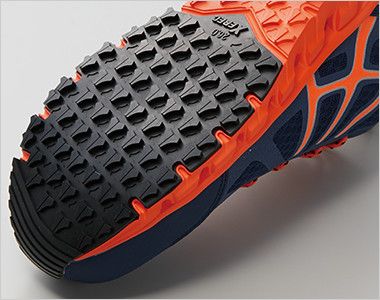 ジーベック 85142 耐滑セフティシューズ スチール先芯 滑りにくさを考慮した靴底意匠と耐滑性のよい配合のラバーで滑りやすい職場での事故を防ぎます。

