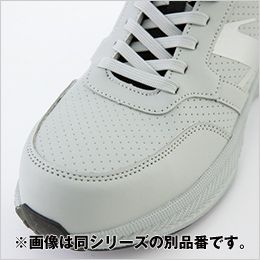 セーフティーシューズ アッパー素材に合成皮革を使用し、水や油の浸入を軽減。
※表面の凹凸は型押し加工によるもので、穴は開いていません。