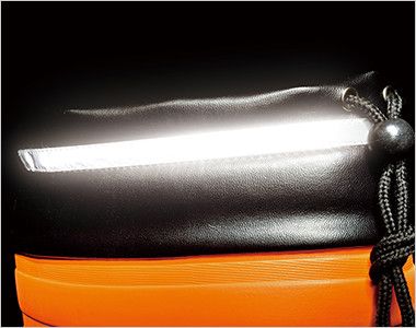 ジーベック 85715 EVA軽量防寒ショート丈長靴 厚みのある防寒着でもスッポリ収納できる胴太設計の本体には、水や雪・異物などの侵入を防ぐ履き口カバーが付いています。履き口まわりには反射材を配して夜間作業も安全・安心です。