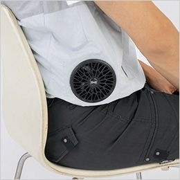 ジーベック XE98025[春夏用]空調服® サイドファン ベスト[男女兼用] ファン取付部を脇にすることで、座っての作業もファンが身体に当たりにくい