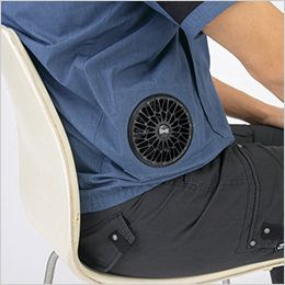 ジーベック XE98026[春夏用]空調服® サイドファン フード付き半袖ブルゾン[男女兼用] ファン取付部を脇にすることで、座っての作業もファンが身体に当たりにくい