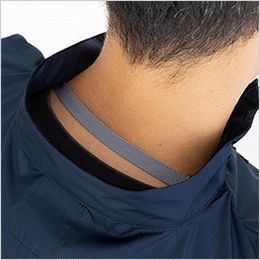 ジーベック XE98039 [春夏用]空調服®ベスト[男性用] 首元の調整ヒモで空気の抜けを調節。