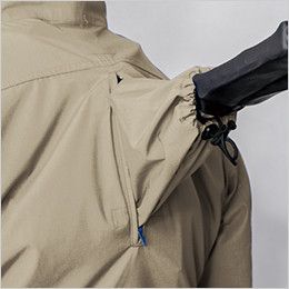 ジーベック XE98103 [春夏用]空調服 遮熱 ハーネス対応 長袖ブルゾン ポリ100％ 背中からランヤードを出し、取り出し口を絞ります


