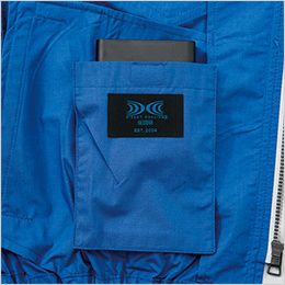 ジーベック XE98107 [春夏用]空調服半袖ブルゾン（ハーネス対応）[男性用] 左内側バッテリーポケット。
