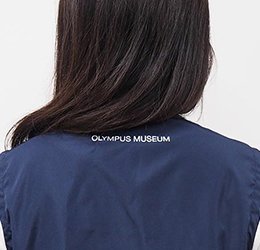 後ろ衿下に「オリンパスミュージアム」のロゴをさりげなく