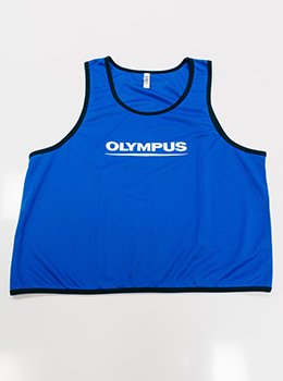 幅広いサイズをそろえたビブスにもプリント