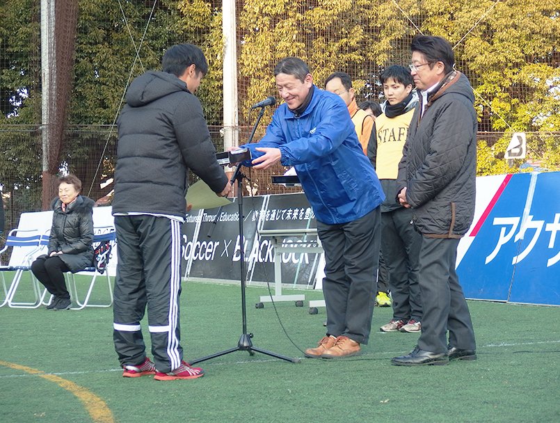 大会表彰式でMVP選手へICレコーダーを贈呈
