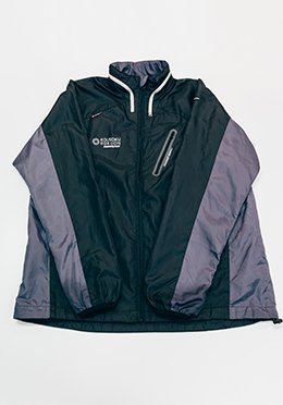 山登りウェアを意識した胸の斜めファスナーがポイント
