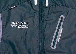 全面は胸ポケットのデザインに合う小さなロゴ