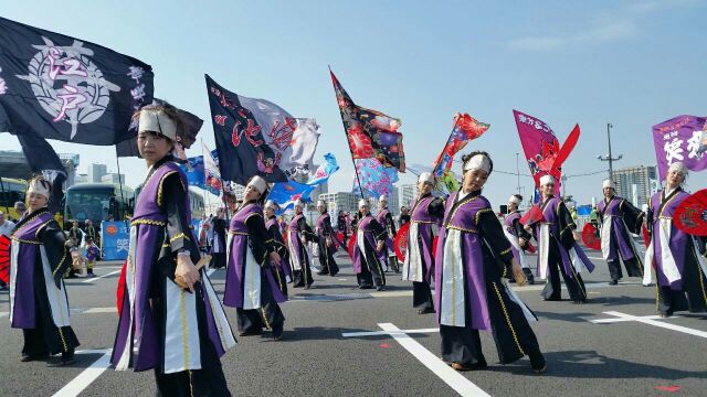 きらびやかな衣装と「カチャッ、カチャッ」と音がする鳴子がポイント